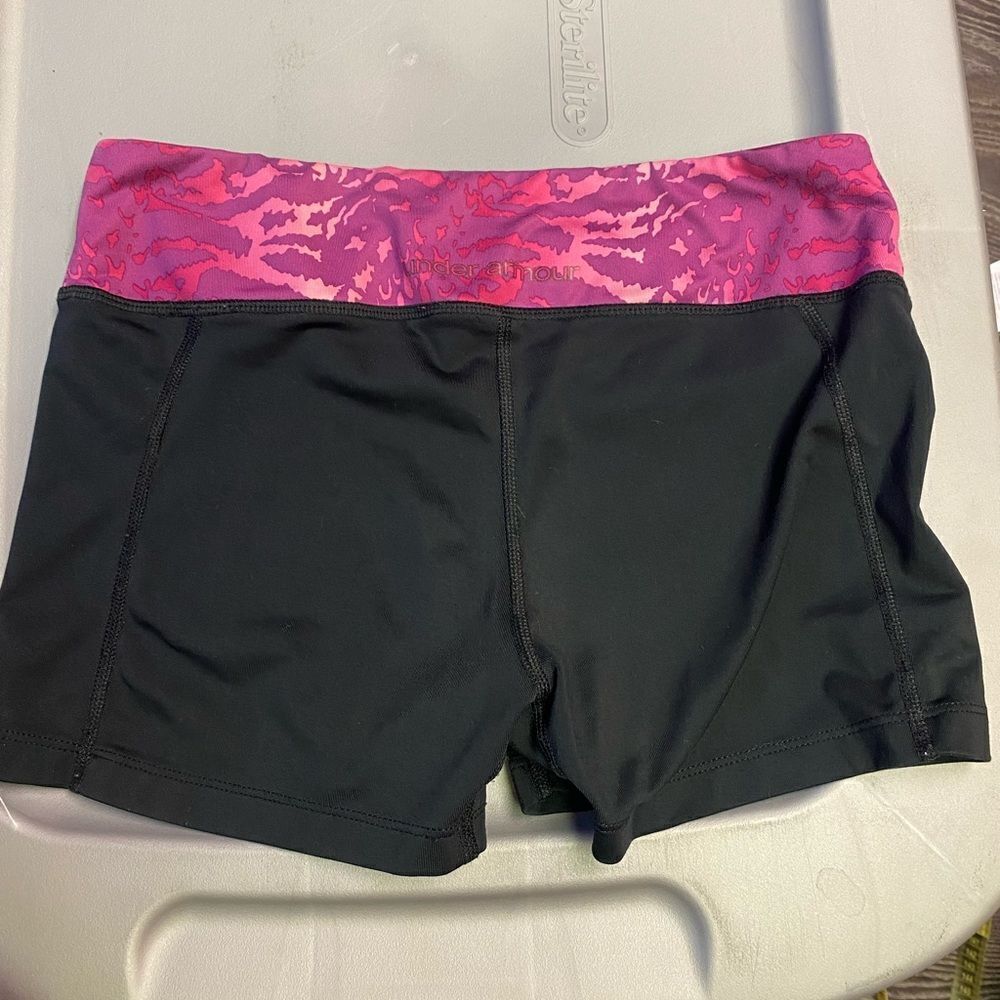 ⭐️HOST PICK⭐️ Under Armour Spandex Shorts - Picture 3 of 3